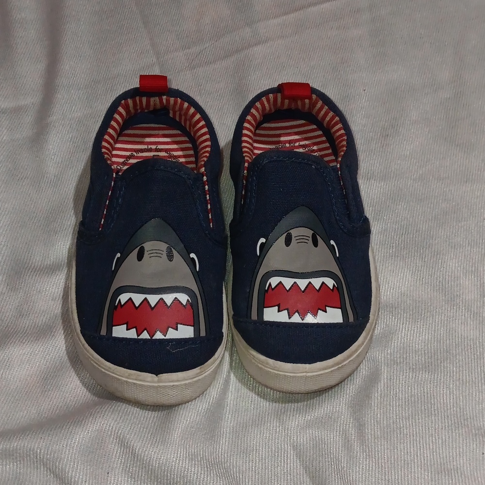 Shark Wonder nation boy shoes size 5